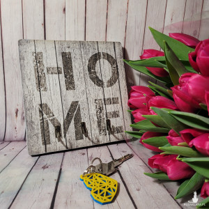 Szary kwadratowy wieszak na klucze wykonany ręcznie HOME minimalistyczny