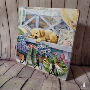 Wieszak na klucze Pupil  kwadratowy  wykonany ręcznie z psem i kwiatami