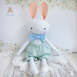 Króliczek Eryk przytulanka w spodenkach miętowych w kwiatuszki