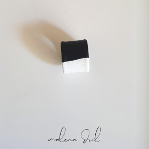 Duży awangardowy pierścionek ze skóry naturalnej biały czarny biało-czarny