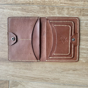 Brązowy portfel ze skóry ręcznie uszyty.