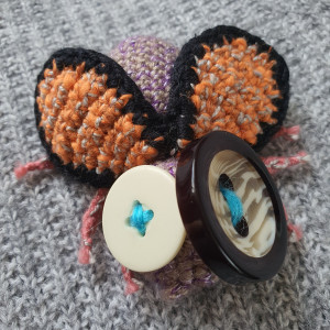 Broszka szydełkowa mucha 071