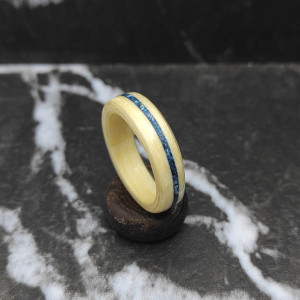 Pierścionek z Klonu wypelniony Niebieskim Brokatem