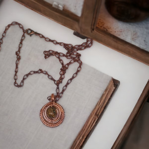 Delikatny miedziany wisiorek z jaspisem na łańcuszku