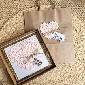 212, kartka na ślub w  pudełku z kwiatowym sercem i torebką