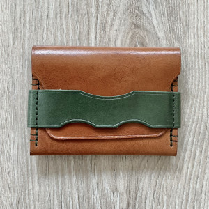 Portfel ze skóry brązowy ręcznie uszyty na karty.