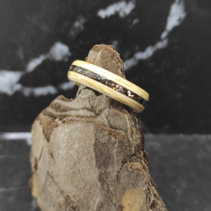 Pierścionek z brzozy wypełniony Brązowym Brokatem