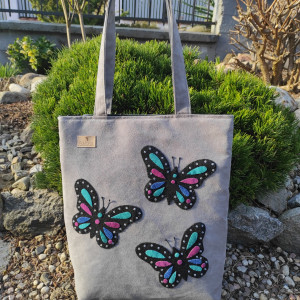 Pojemna torebka z ekologicznego zamszu z motylkami.