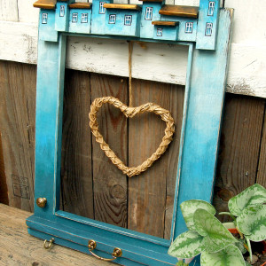 Drewniana rama - ręcznie malowana, turkusowa, z dekoracyjnymi domkami