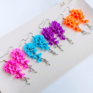 Kolczyki z kwiatami w neonowych kolorach