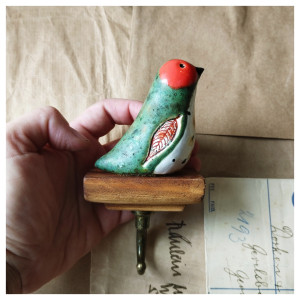 Wieszak z zielonym ptaszkiem