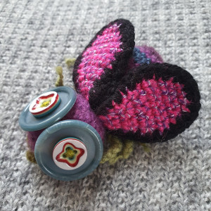 Broszka szydełkowa mucha 072