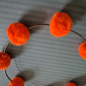 Naszyjnik pomarańczowe pompony