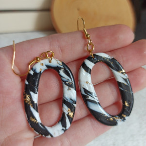 Owalne kolczyki wiszące czarno biały marmur