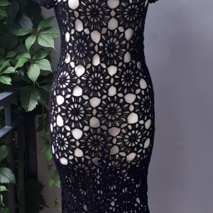 Czarna w ażurowe kółka