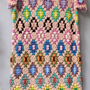 Sukienka z kolorowych kwadratów