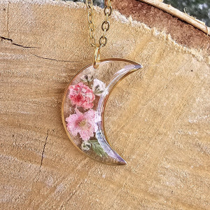 złota zawieszka złoty wisiorek naszyjnik żywica z żywicy kwiaty z kwiatami księżyc kwiaty żywica biżuteria różowa gipsówka