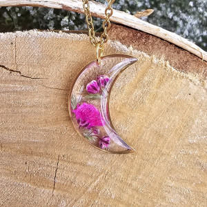 złota zawieszka złoty wisiorek naszyjnik żywica z żywicy kwiaty z kwiatami księżyc kwiaty żywica biżuteria różowa gipsówka