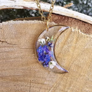 złota zawieszka złoty wisiorek naszyjnik żywica z żywicy kwiaty z kwiatami księżyc kwiaty żywica biżuteria niebieska fioletowa gipsówka