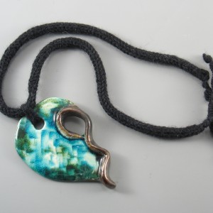 Naszyjnik z wełny z ceramiką