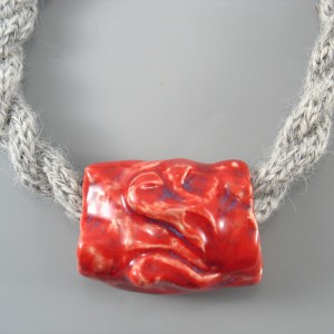 Naszyjnik z wełny z ceramiką, czerwony rulon