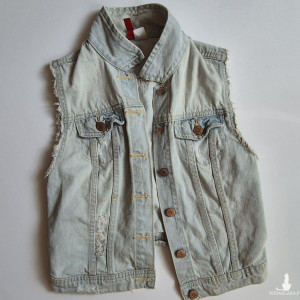 Jasna kamizelka dżinsowa firmy divided