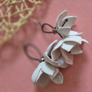 Kolczyki białe kwiaty leciutkie