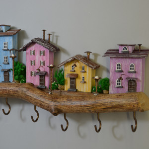 Drewniany wieszak na klucze wielobarwne domki na gałęzi. 6 haków.