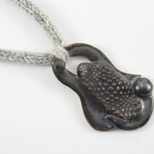 Naszyjnik z wełny z ceramiką, grafitowy.