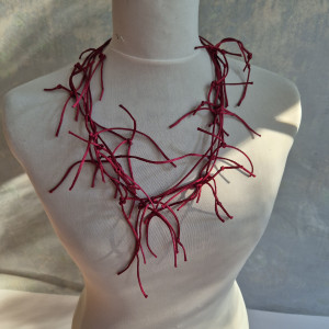 Naszyjnik bordowy sznurkowy