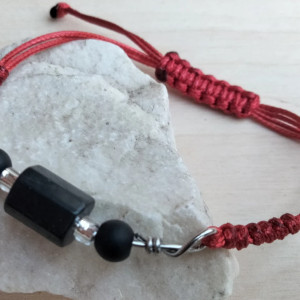 Bransoletka ochronna na czerwonym sznurku czarny turmalin i onyks