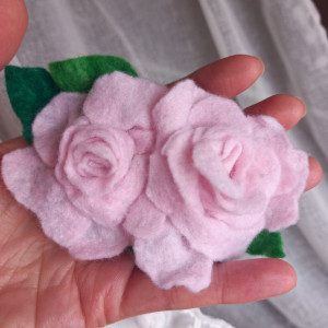 Broszka róże z filcu