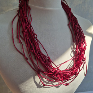 Naszyjnik bordowy sznurkowy