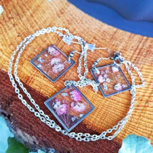 Wyjątkowy Komplet Biżuterii z Żywicy z Różową Gipsówką i Złotymi Drobinkami