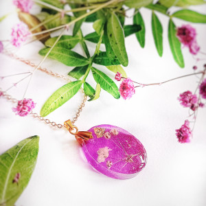 Romantyczny naszyjnik z żywicy z suszoną gipsówką | Pozłacany łańcuszek | Kwiat w żywicy handmade