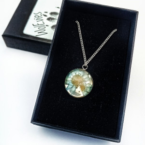 Naszyjnik handmade z suszonym kwiatem gliksji | Okrągły wisiorek z żywicy na bazie ze stali nierdzewnej | Delikatna biżuteria z prawdziwym kwiatem