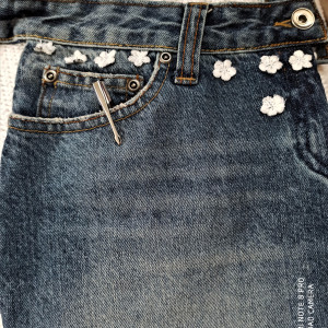 Nietuzinkowy jeansowy fartuszek dla kelnerki, barmanki, kieszonka na utarg w kwiatki