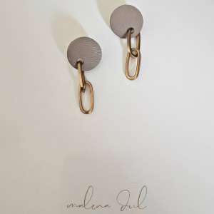 Kolczyki GLAMROCK beżowo-szare, skóra naturalna 2 duże ogniwa złoty łańcuch