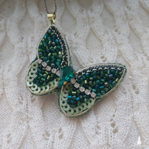 Wisior szmaragdowy motyl