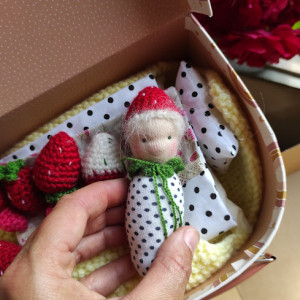 lalka waldorfska truskawka w walizce szmaciana lalka zestaw