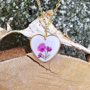 Złota zawieszka złoty wisiorek kwiat naszyjnik żywica z żywicy kwiaty serce serduszko różowe gipsówka