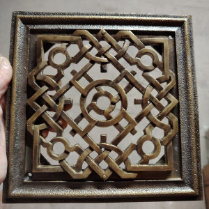 Kratka wentylacyjna lub do kominka z mosiadzu autorski wzor wlasny projekt -Młotkowana zewnetrzna rama