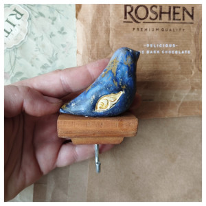 Wieszak z granatowym ptaszkiem