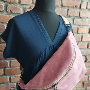 Duża nerka xxl na ramię z  różowej tkaniny zamszowej z łańcuszkiem stare złoto