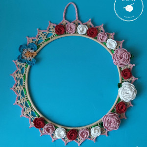 Szydełkowy wianek z różyczkami i motylkiem