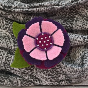 Filcowy kwiatek do przypięcia