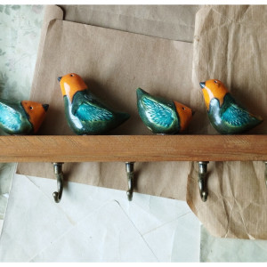 Wieszak z ptaszkami w kolorze zieleni butelkowej