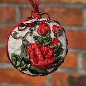 Czerwona róża naszyjnik haft wstążeczkowy