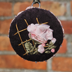 Róża naszyjnik haft wstążeczkowy