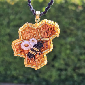 Plaster miodu - naszyjnik haftowany